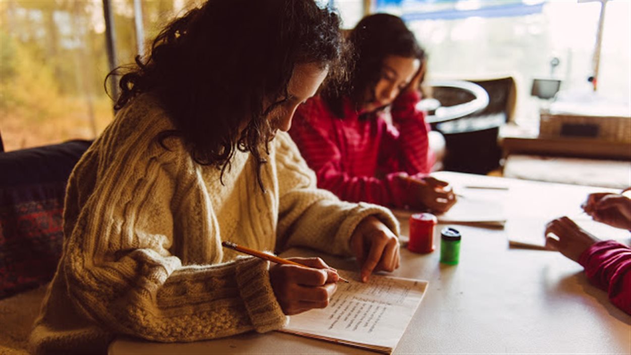 filles assises à une table, étudient