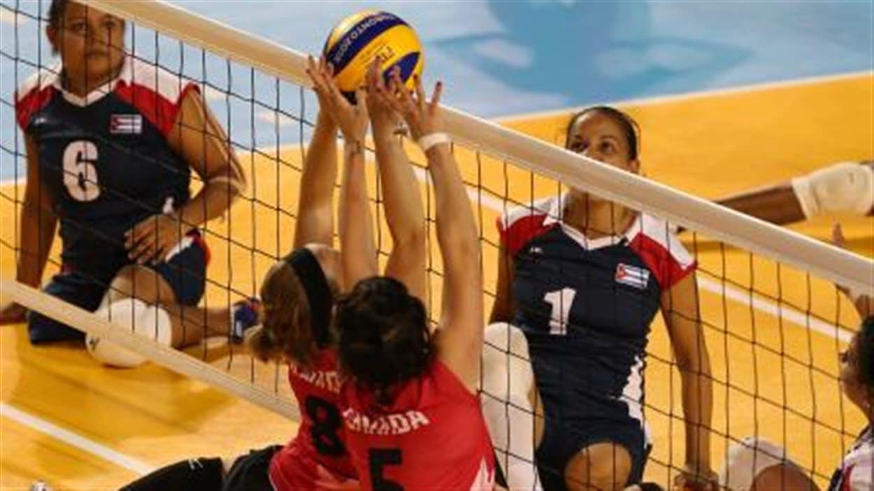 Les joueuses canadiennes de volleyball assis