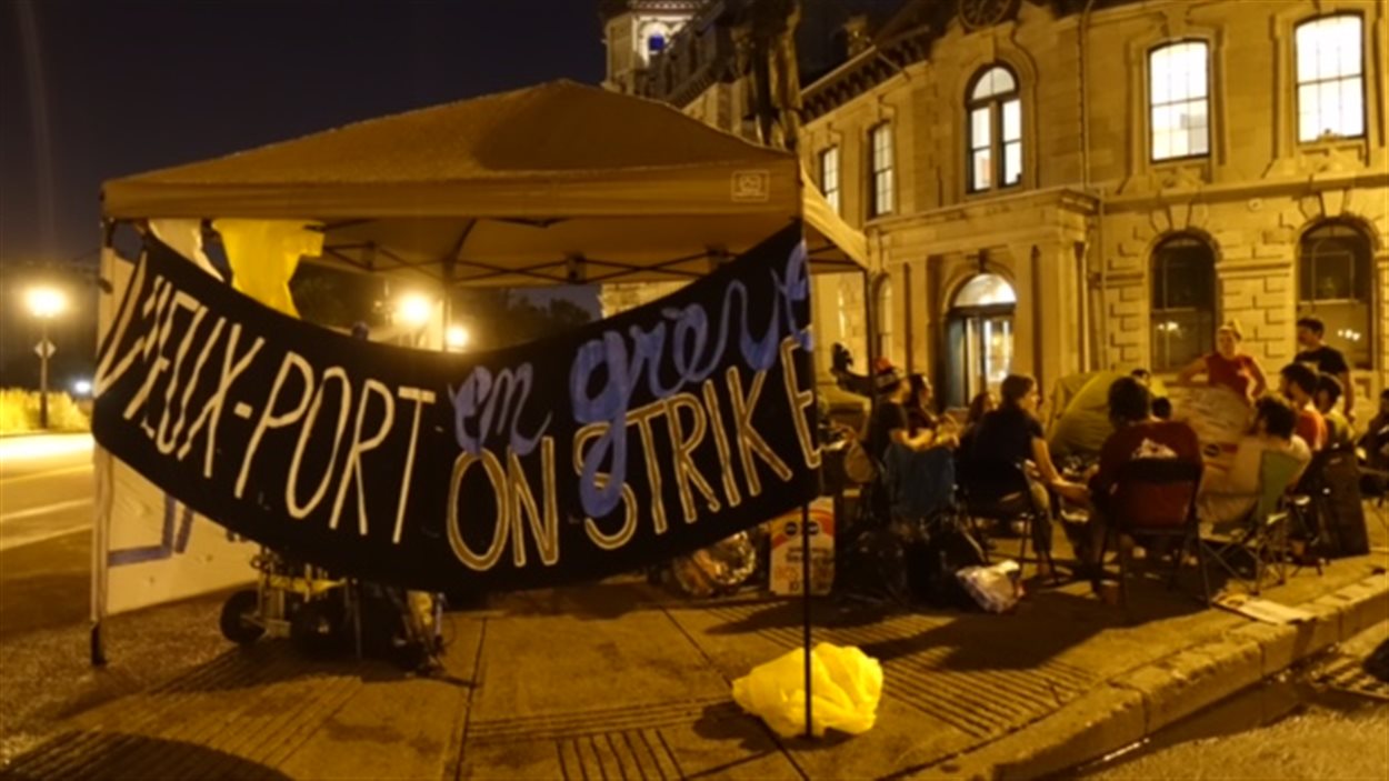 Le campement des grévistes a été érigé au 333 rue de la Commune ouest, dans le Vieux-Port de Montréal.