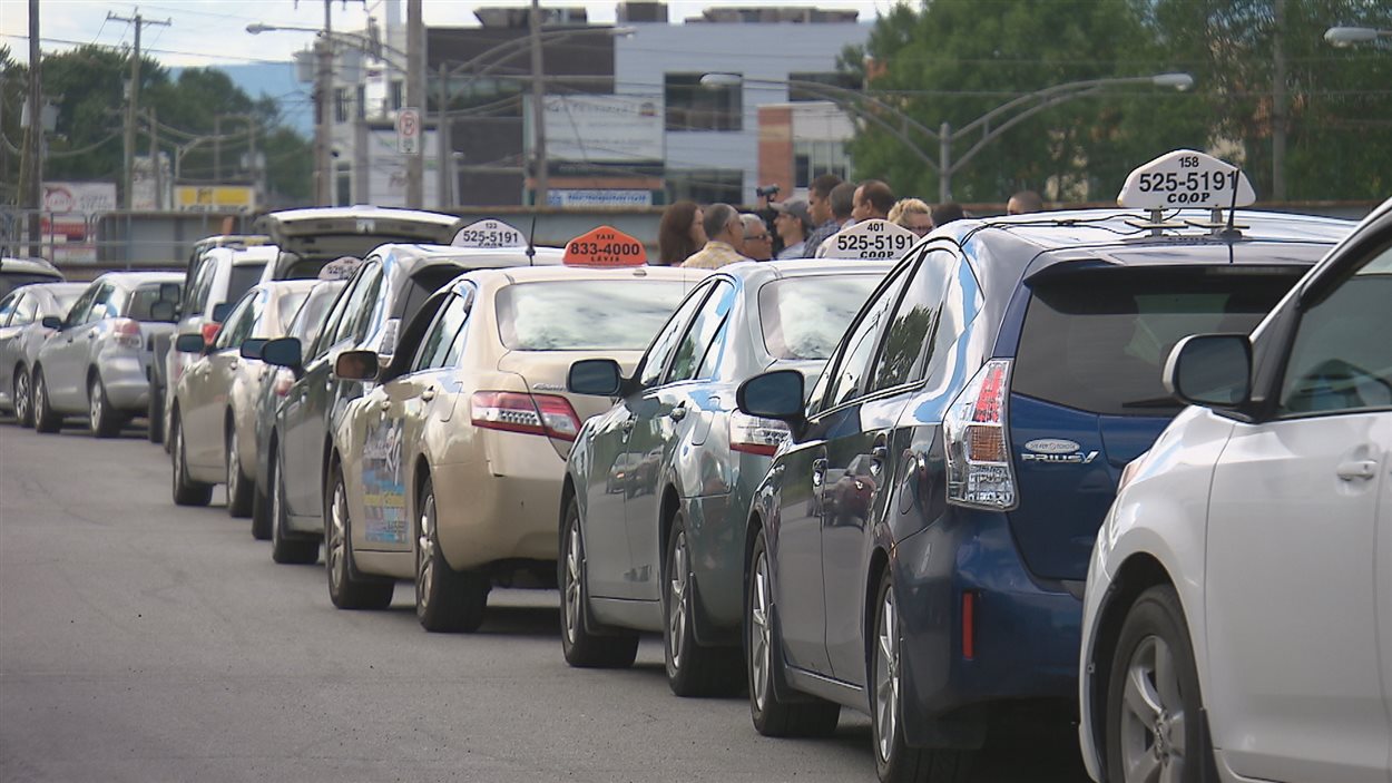 Des chauffeurs de taxi ont manifesté devant les bureaux de Contrôle routier Québec vendredi.