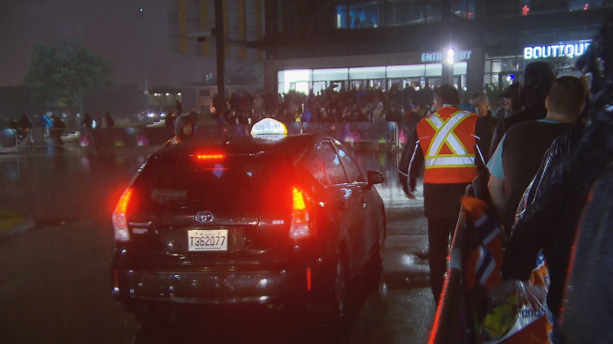 Un des rares taxis à la sortie du Centre Vidéotron jeudi soir.