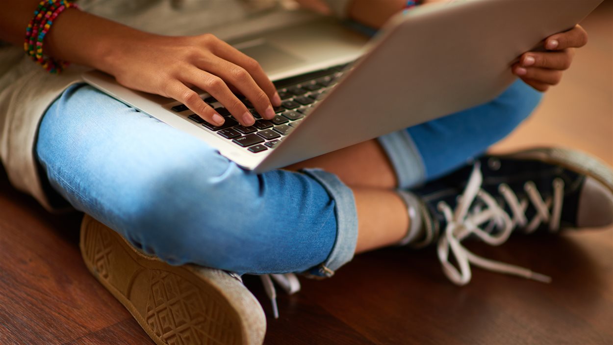 Un adolescent sur Internet.