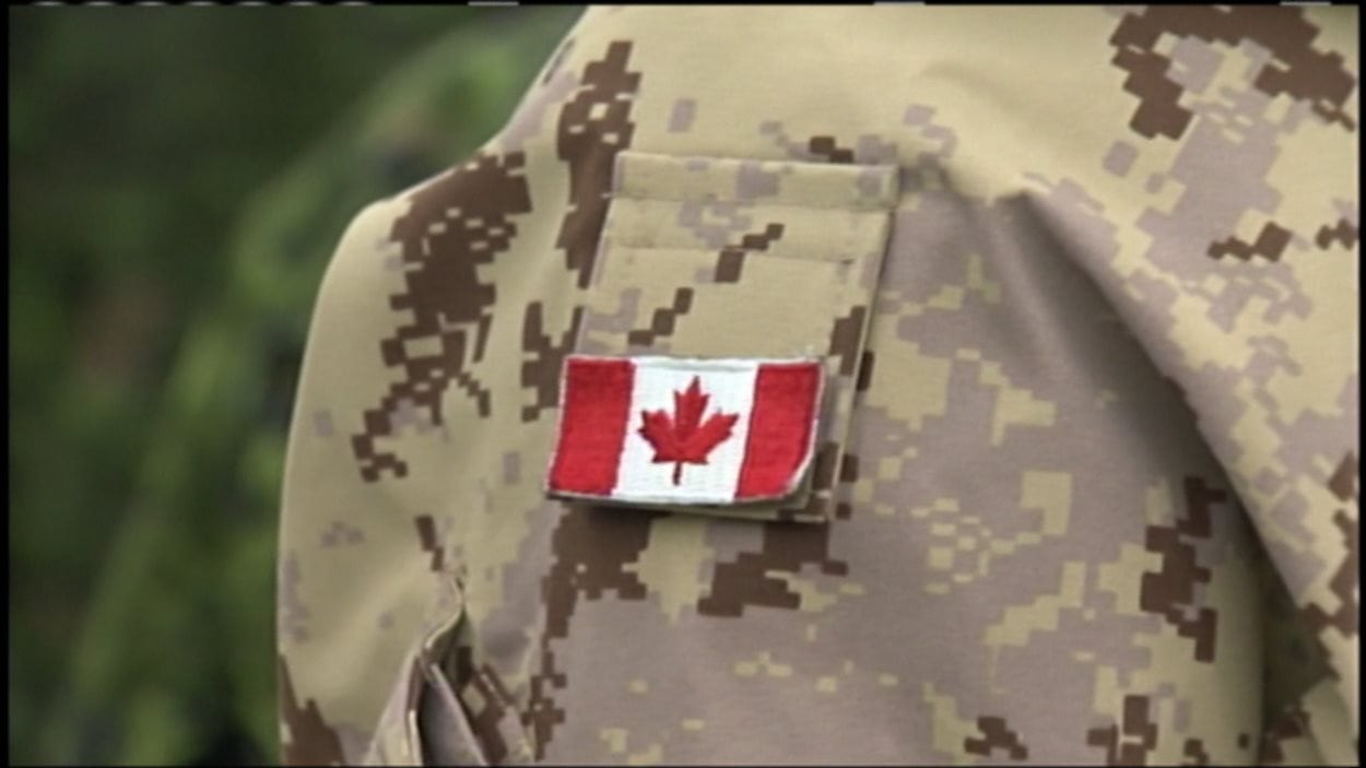 Le drapeau du Canada sur l'uniforme d'un militaire des Forces armées canadiennes