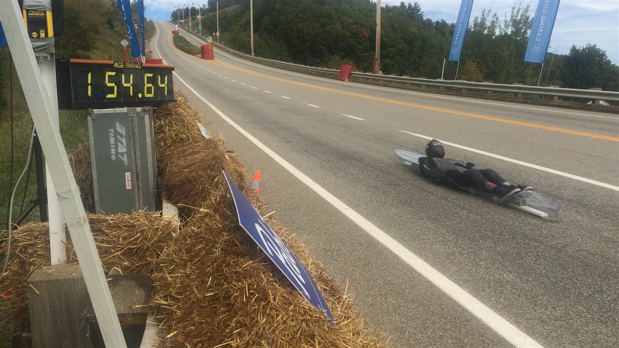 Un participant dévale la piste aménagée dans la côte des Éboulements.