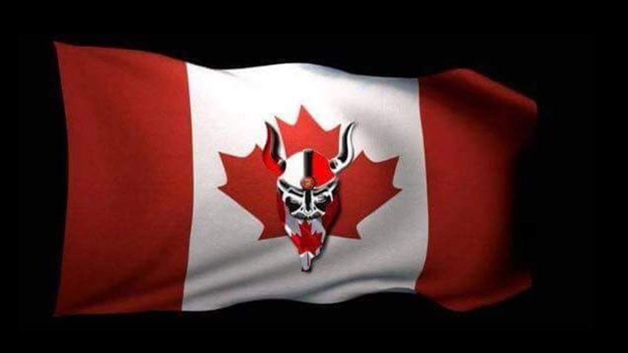 Le drapeau du groupe suprémaciste finlandais Soldiers of Odin.