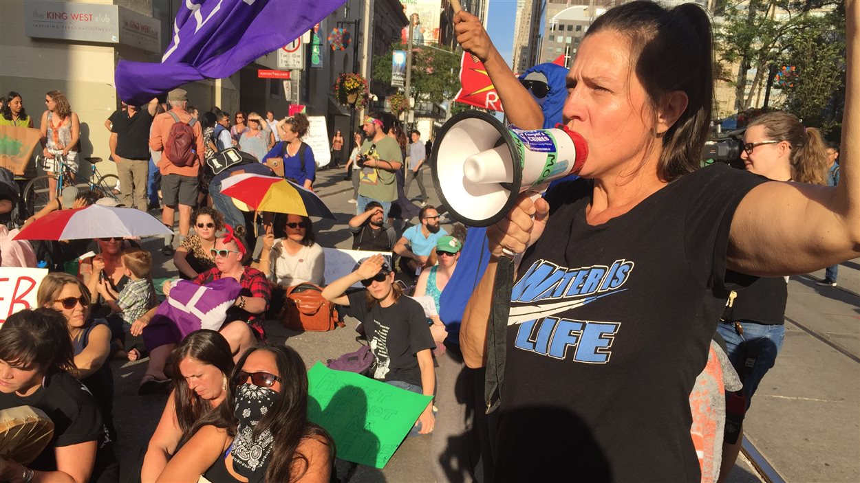 Une manifestation pour dénoncer le projet de pipeline Dakota Access à Toronto.