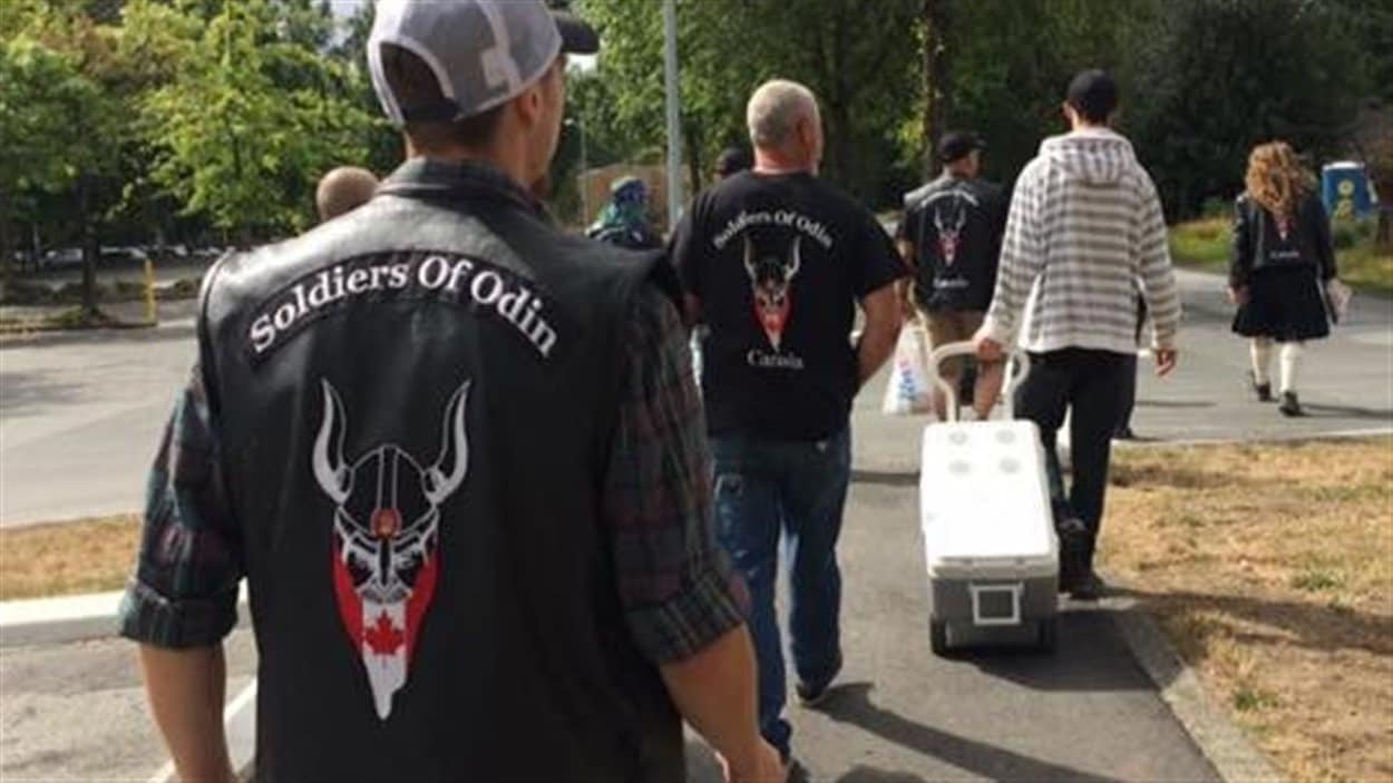 Des membres du groupe Soldiers of Odin Canada