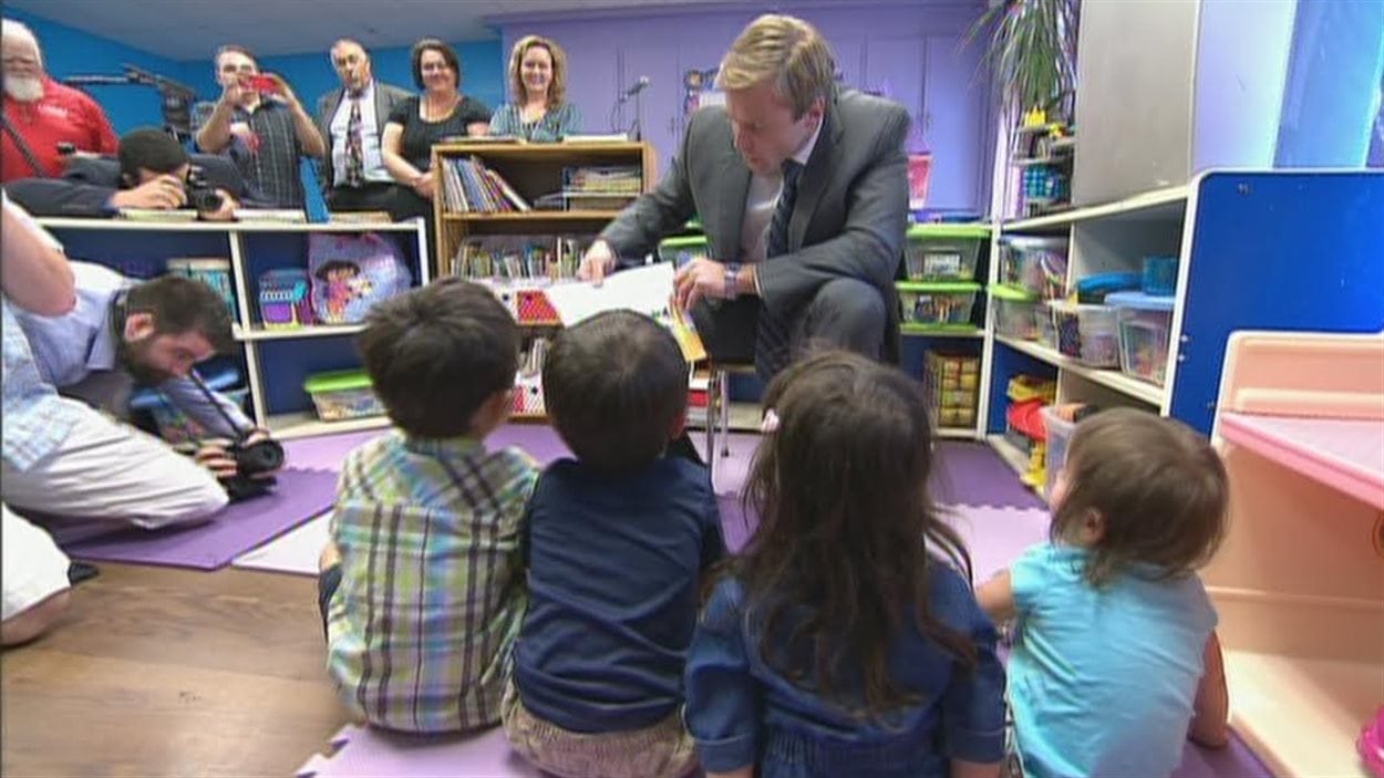 Le chef du Parti libéral du N.-B., Brian Gallant, dans une garderie pour annoncer le programme des nouvelles places en garderie lors de la campagne électorale de 2014.