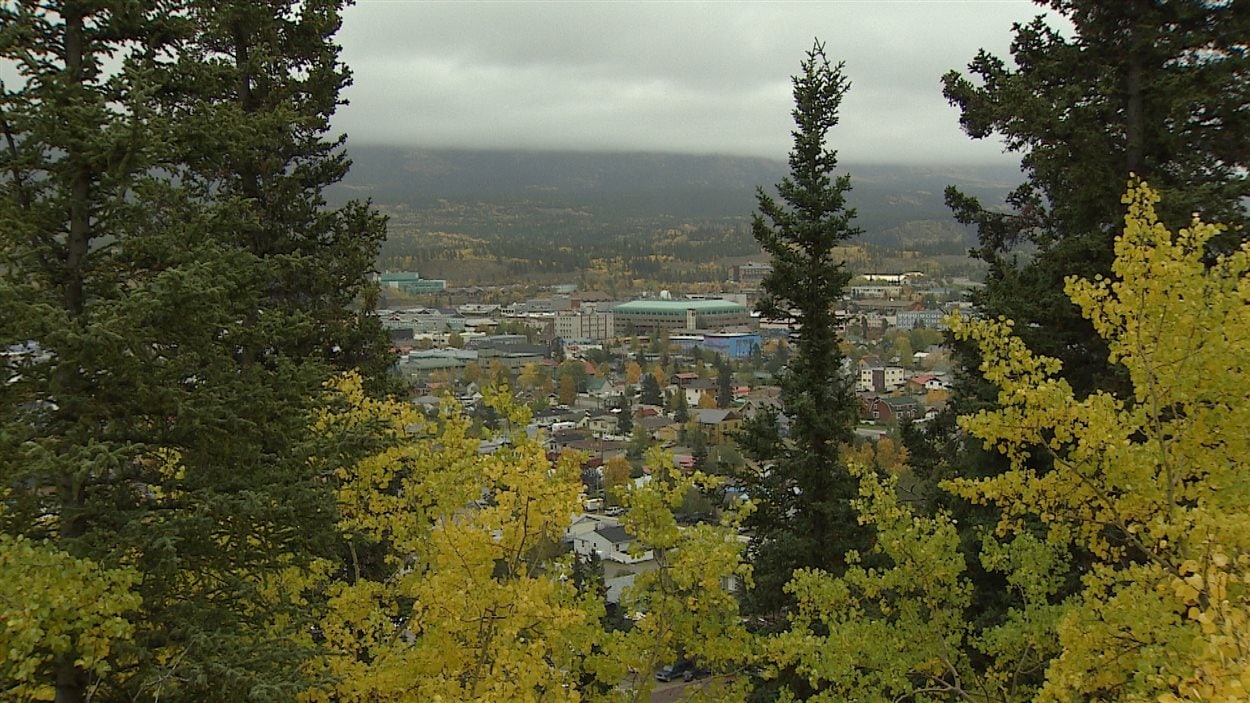 whitehorse en automne sous les nuages