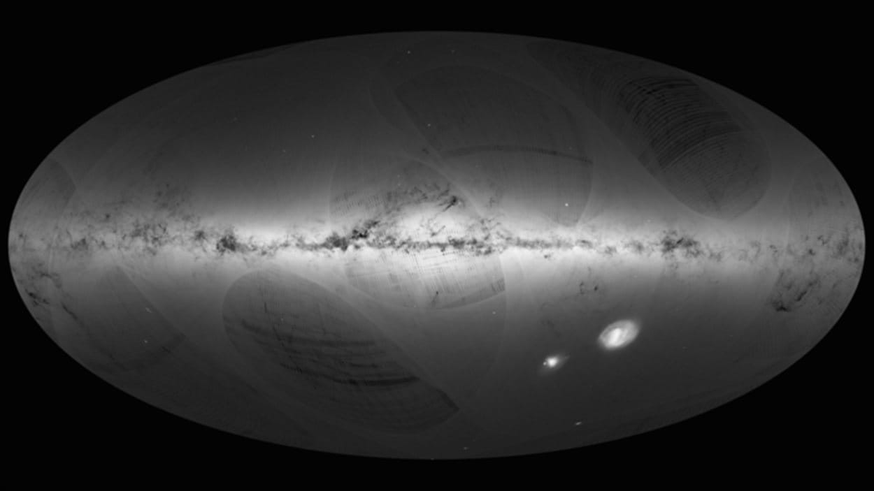 La Voie lactée et les galaxies voisines (deux point à droite au centre)