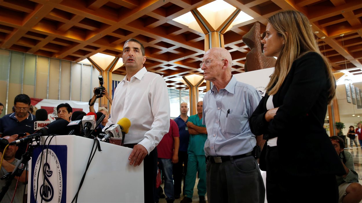 Le directeur du centre médical Sheba (gauche) et le gendre de Shimon Peres (centre), Yitshak Kreiss et Rafi Valdan, s'adressent à la presse quant à l'état de santé de l'ex-président israélien.