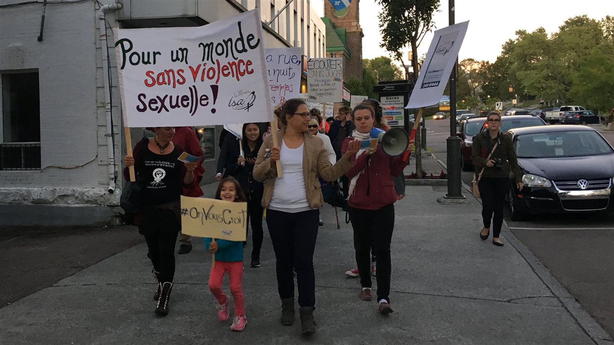 Une quarantaine de personnes ont marché pour dénoncer la violence sexuelle à Saguenay