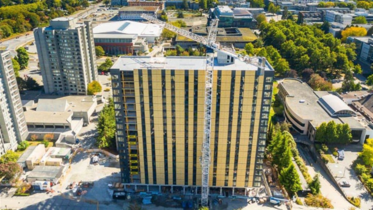 Le bâtiment Brock Commons en travaux sur le campus de l'Université de la Colombie-Britannique à Vancouver.