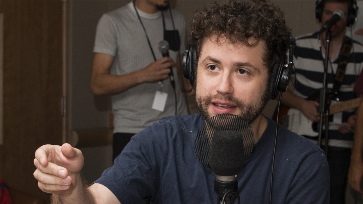 Fred Dubé revisite la semaine à sa façon.