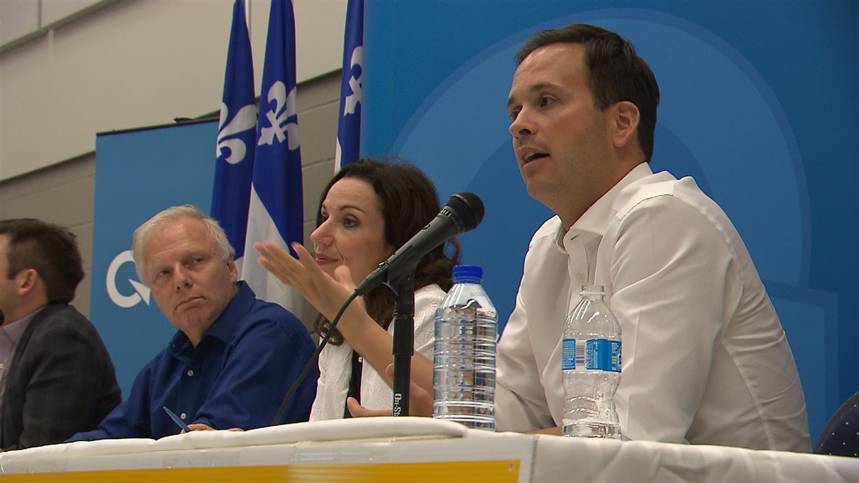 Alexandre Cloutier, Martine Ouellet et Jean-François Lisée ont rencontré des militants du PQ à Carignan.