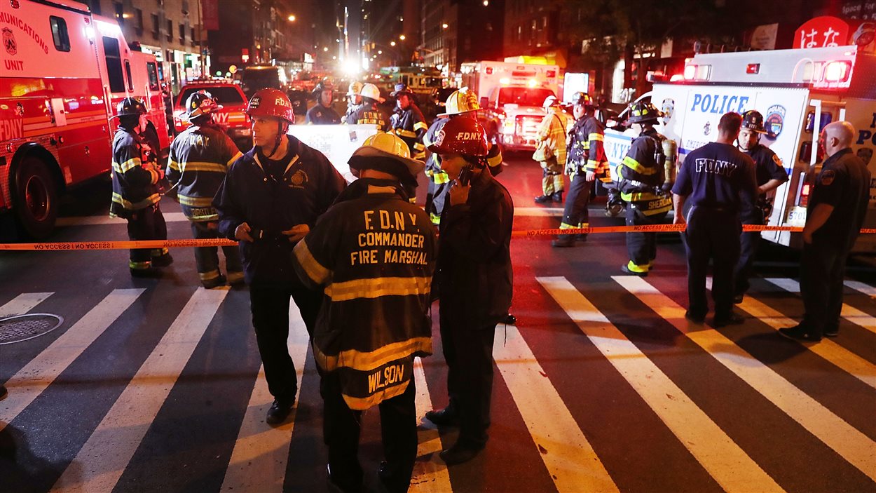 La police, les pompiers et les ambulanciers sont sur les lieux de l'explosion, dans le quartier de Chelsea, à New York.