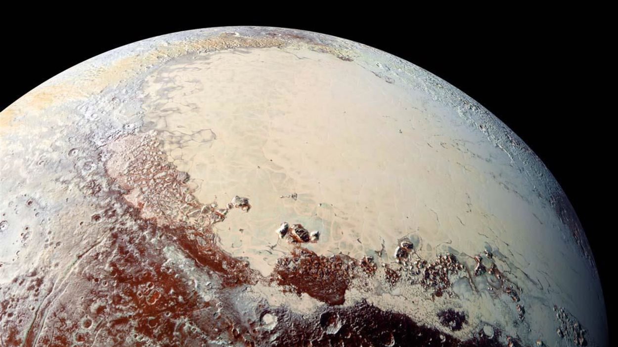 La calotte de glace de « Sputnik Planum », en fausse couleur, est entourée de montagnes.