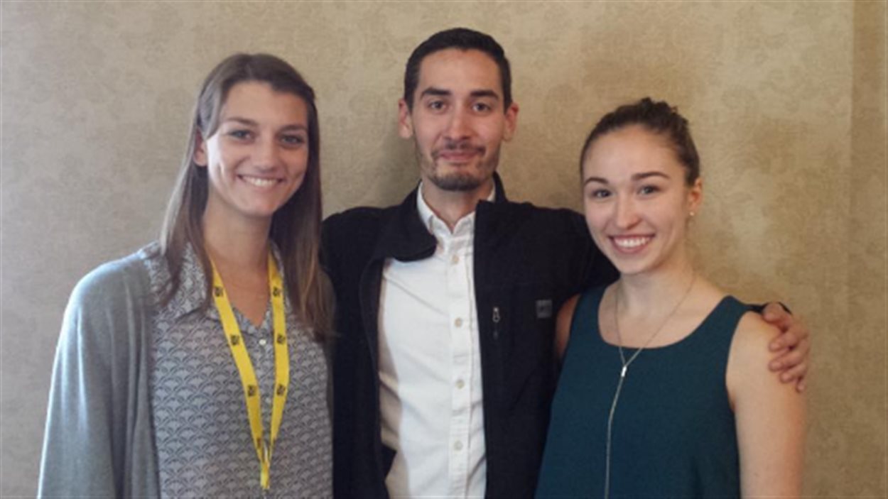 Justin Johnson, du Manitoba (centre) est le nouveau président de la Fédération de la jeunesse canadienne-française. Sophie Brassard, de la Colombie-Britannique, est vice-présidente, et Gillian Theoret, de la Saskatchewan, est trésorière.