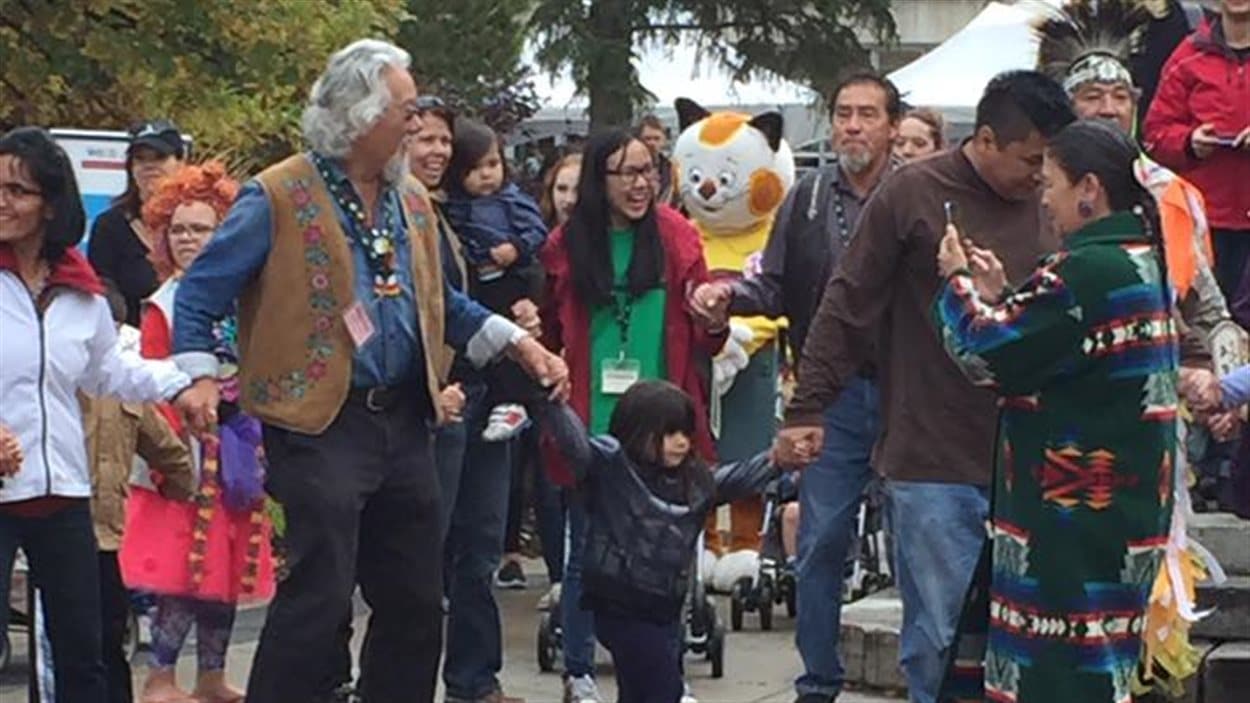 David Suzuki et des visiteurs du festival The Word On The Street 2016 à Saskatoon