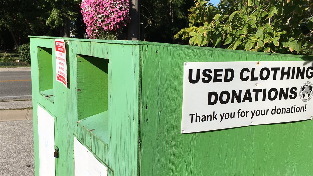 Un conteneur de collecte de dons à but lucratif, à Windsor.