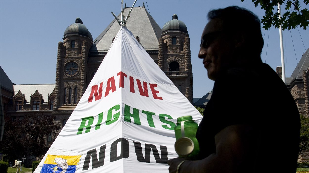 Manifestation de membres de la réserve de Grassy Narrows devant l'Assemblée législative à Toronto (archives)