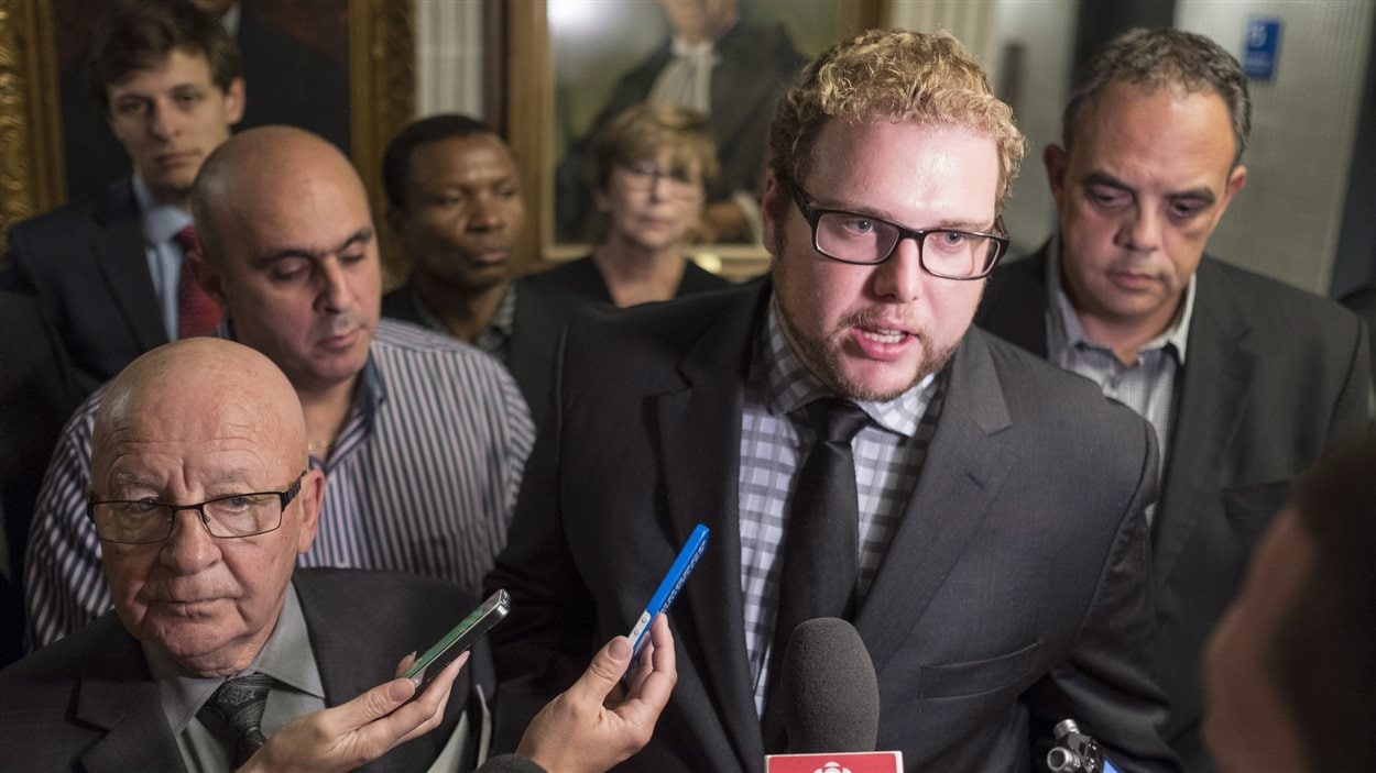 Au centre l’avocat du Front commun du taxi, Marc-Antoine Cloutier, à gauche le représentant de l’industrie du taxi Guy Chevrette et, à droite, porte-parole du syndicat RTAM-Métallos, Benoît Jugand
