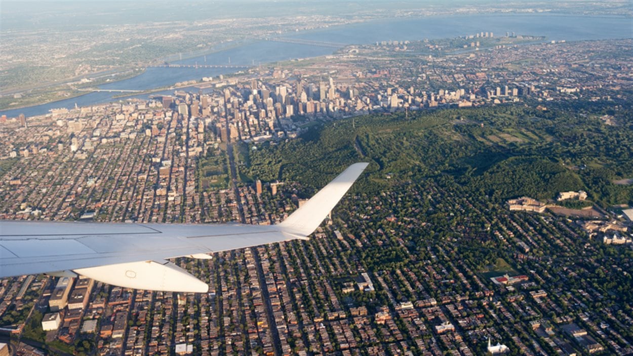 Un avion survole Montréal