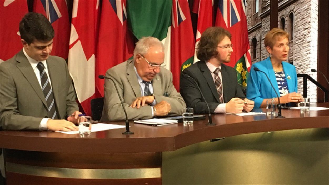 La députée France Gélinas (à d.) à Queen's Park