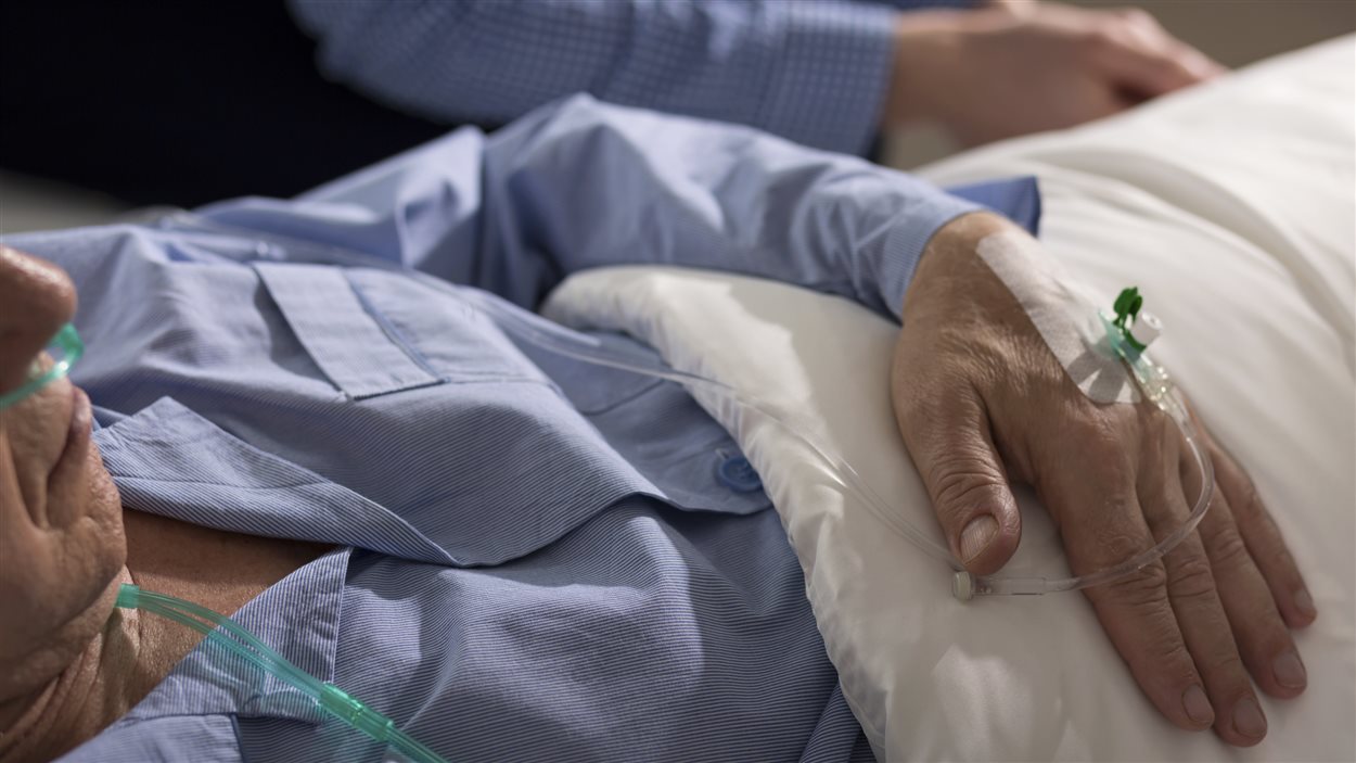Un homme dans un lit d'hôpital