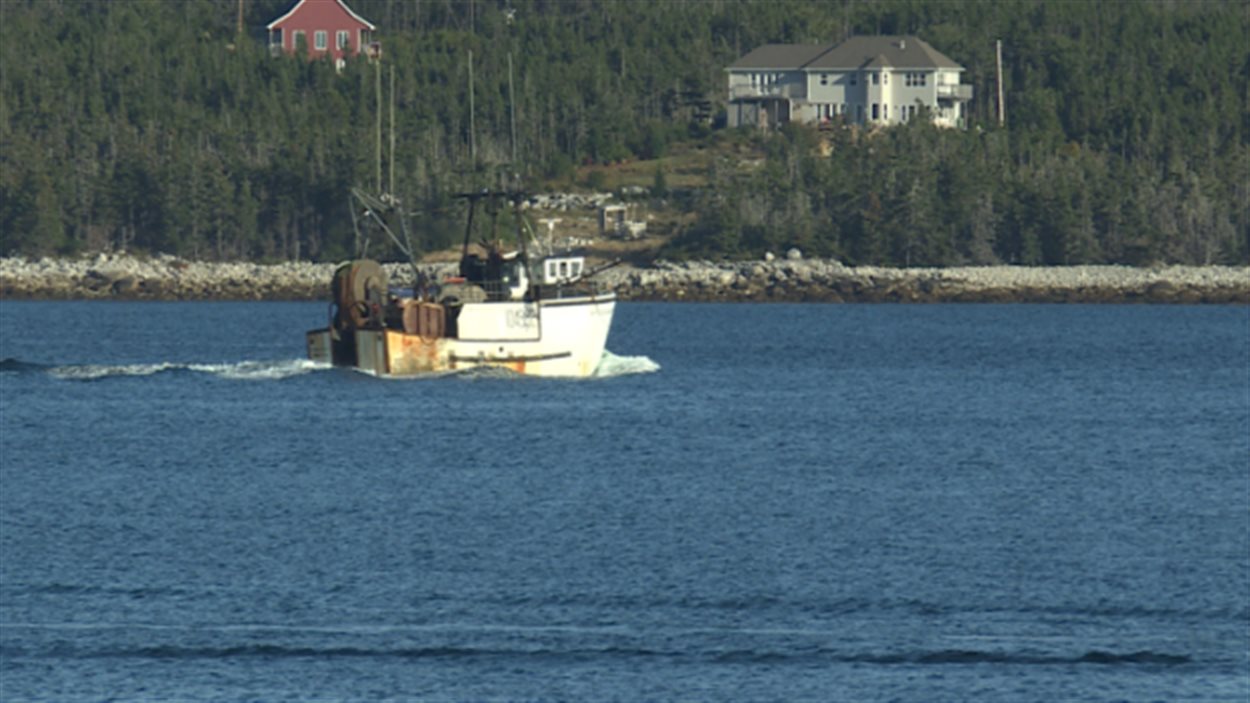 Un bateau de pêche près de Sambro en Nouvelle-Écosse