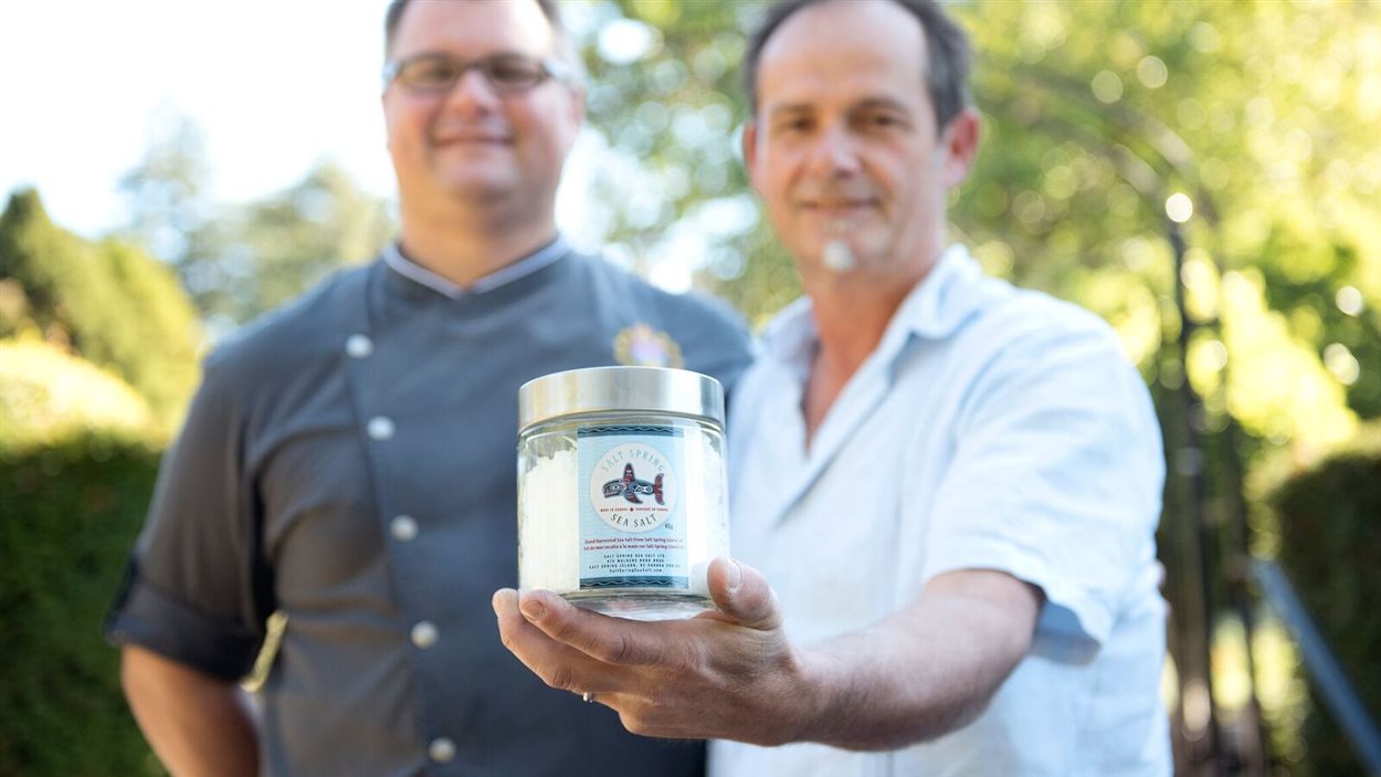 Philippe Marill présente sa fleur de sel royale.