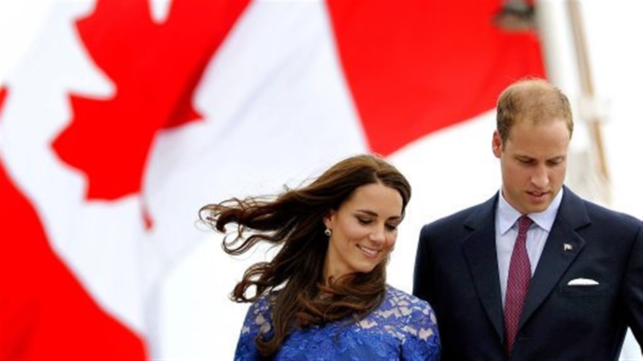 Kate Middleton et le prince William devant le drapeau canadien