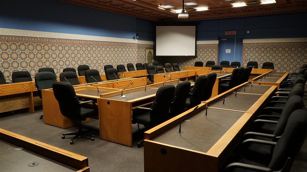 Cette salle a été décorée par le Maroc.