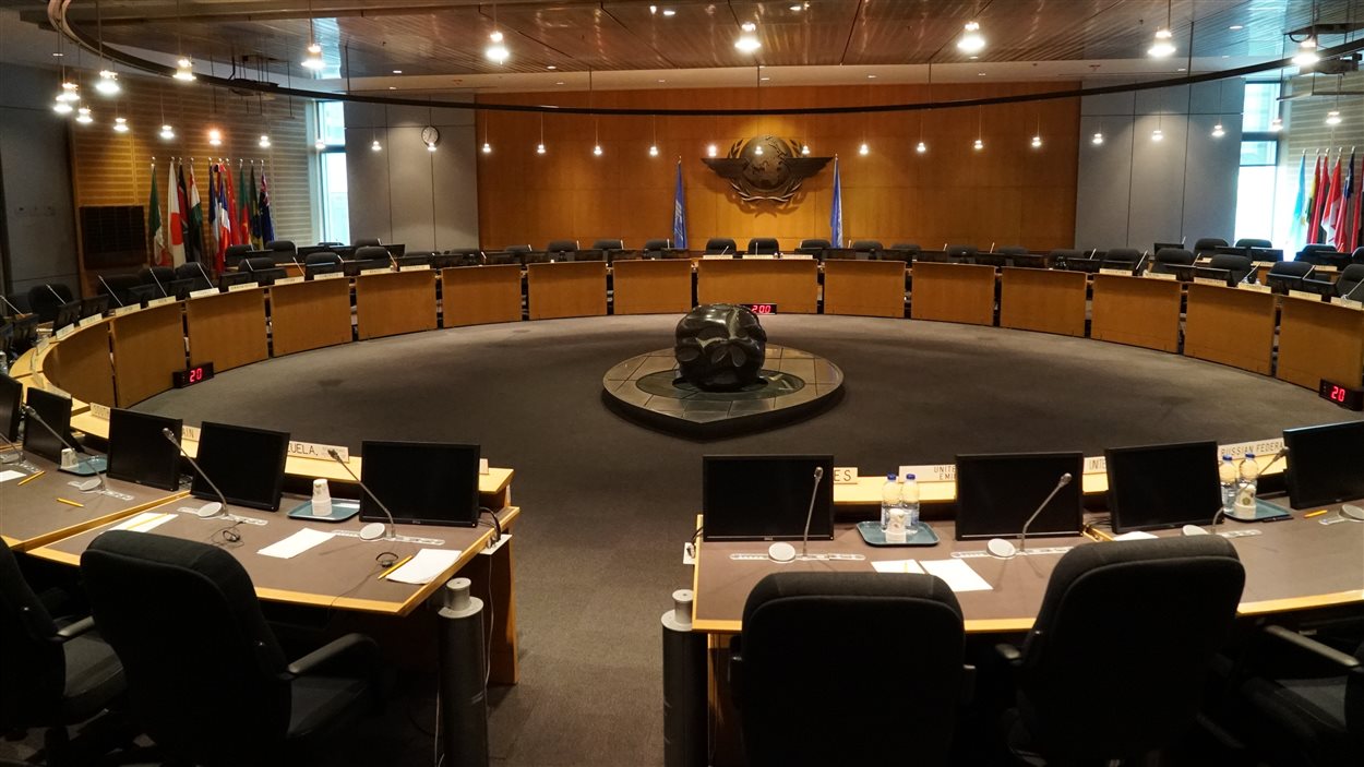 Salle du Conseil de l'OACI, qui réunit 36 pays membres.