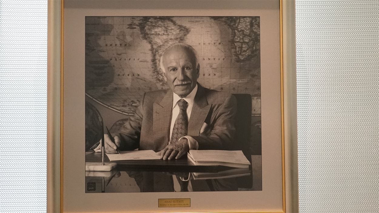 Le Libanais Assad Kotaite a été secrétaire général de l’OACI en 1970, puis élu président du Conseil pour 11 mandats consécutifs, de 1976 jusqu’à sa retraite en 2006.