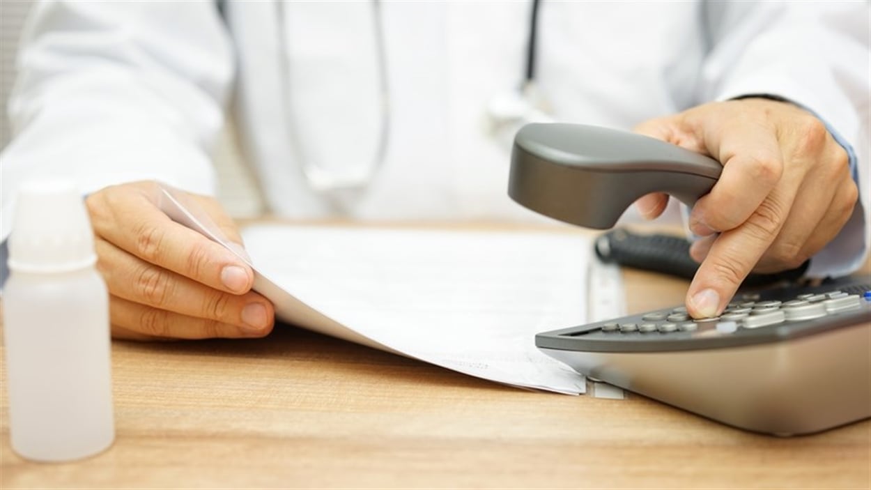 Un médecin téléphone