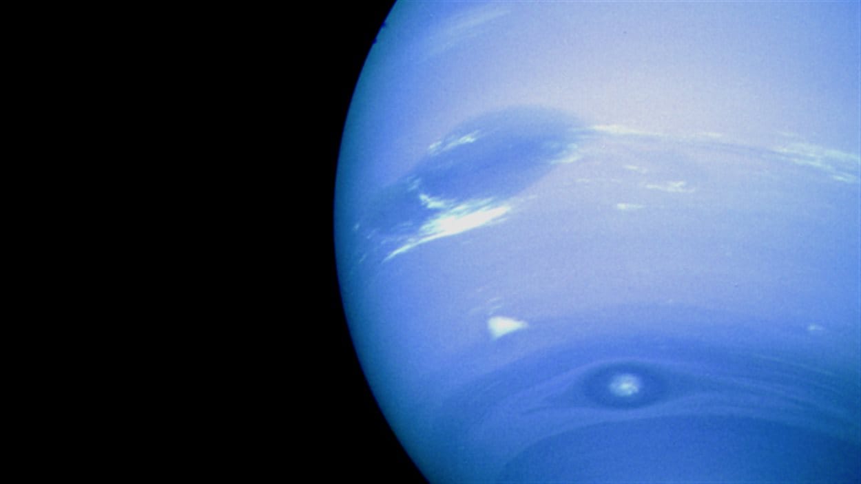 Cette image prise par Voyager 2 en août 1989 montre la grande tache sombre (vers le haut à gauche) et la tache sombre 2 (vers le bas).