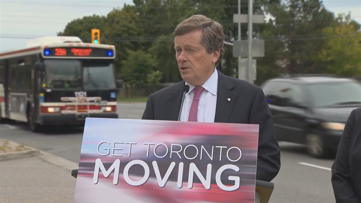 Le maire de Toronto annonce des mesures pour réduire la congestion routière.