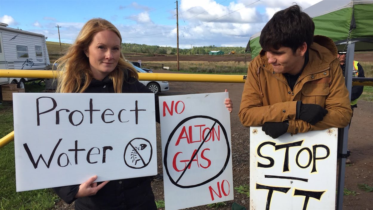 Une douzaine de manifestants bloquent l'accès au chantier de la compagnie gazière Alton, près de Stewiacke, en Nouvelle-Écosse.