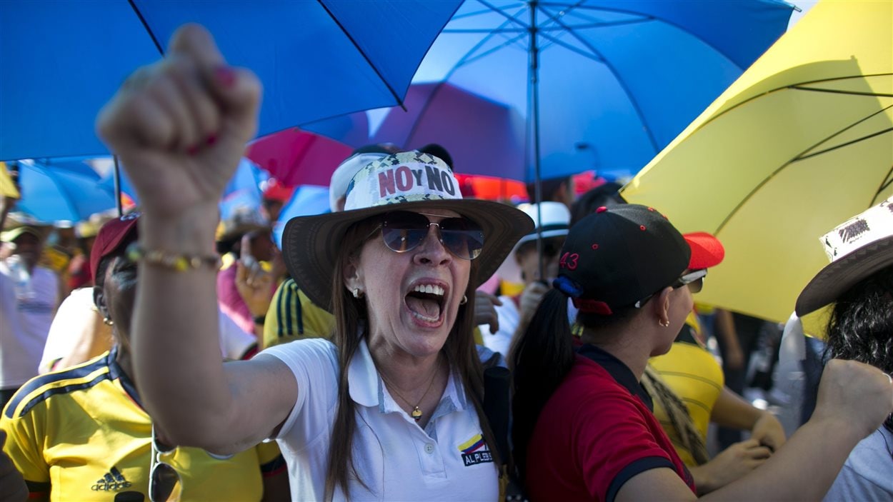 Les manifestants protestent contre la signature de l'accord de paix à Carthagène en Colombie.