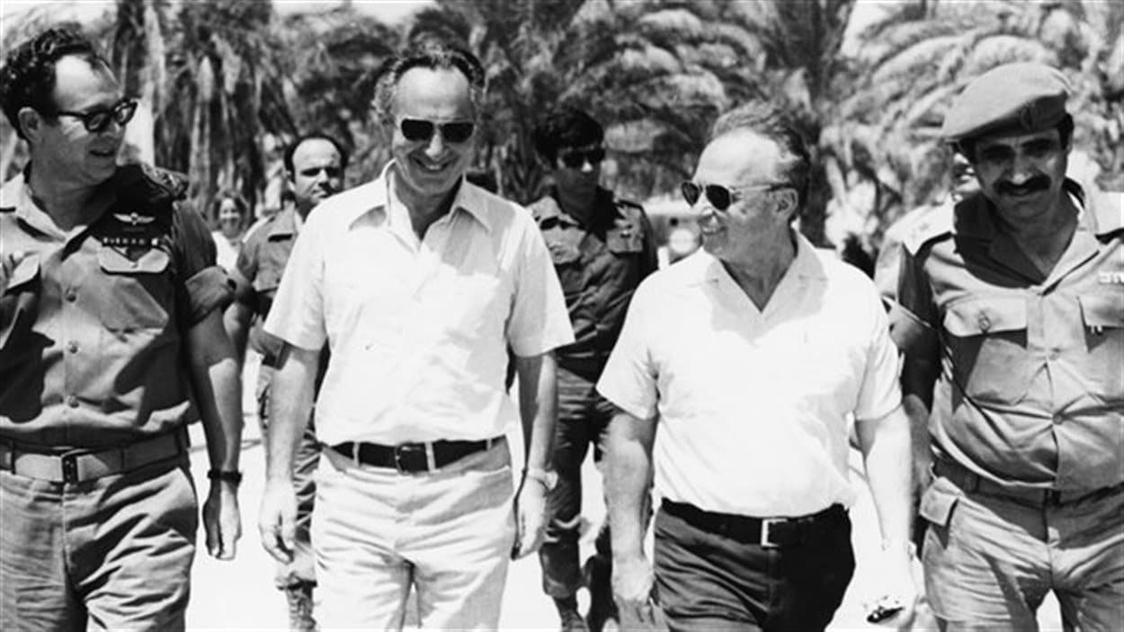 Shimon Peres (2e à gauche) visite les troupes au Sinaï lors de la guerre des Six Jours, en juin 1967.
