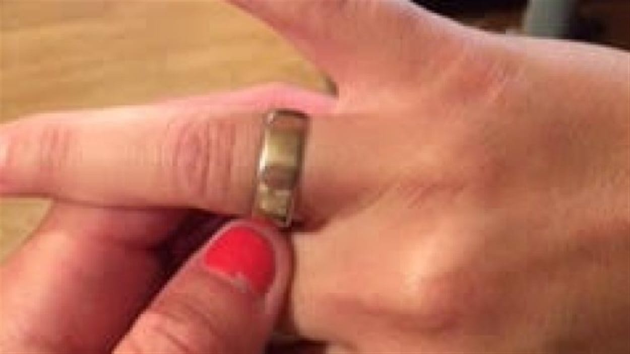 Retrouver La Bague De Mariage De Son Defunt Mari Le Jour De L Anniversaire De Sa Mort Radio Canada Ca