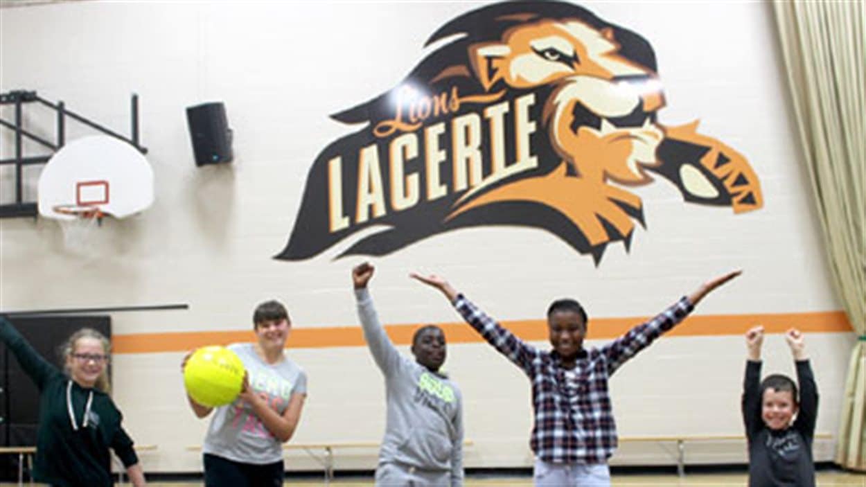 Le logo dans le gymase de l'École Lacerte a été conçu par Pierre Lavoie, un ancien étudiant.