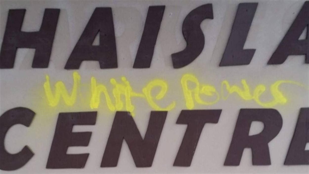 Quelqu'un a écrit « Pouvoir blanc » sur le panneau de l'église de la Première Nation Haisla à Kitimat, en Colombie-Britannique. 