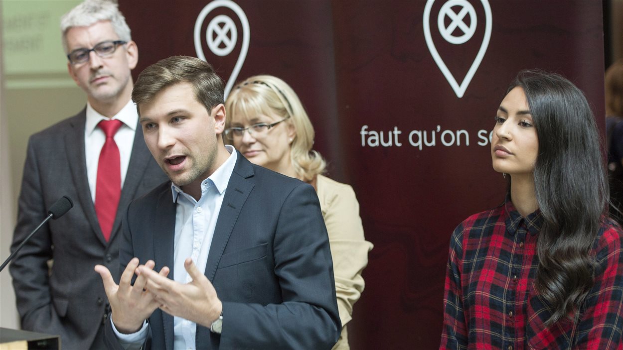 Gabriel Nadeau-Dubois s'exprime en compagnie de Jean-Martin Aussant, Claire Bolduc et Maïtée Labrecque-Saganash, à Montréal, le 28 septembre.