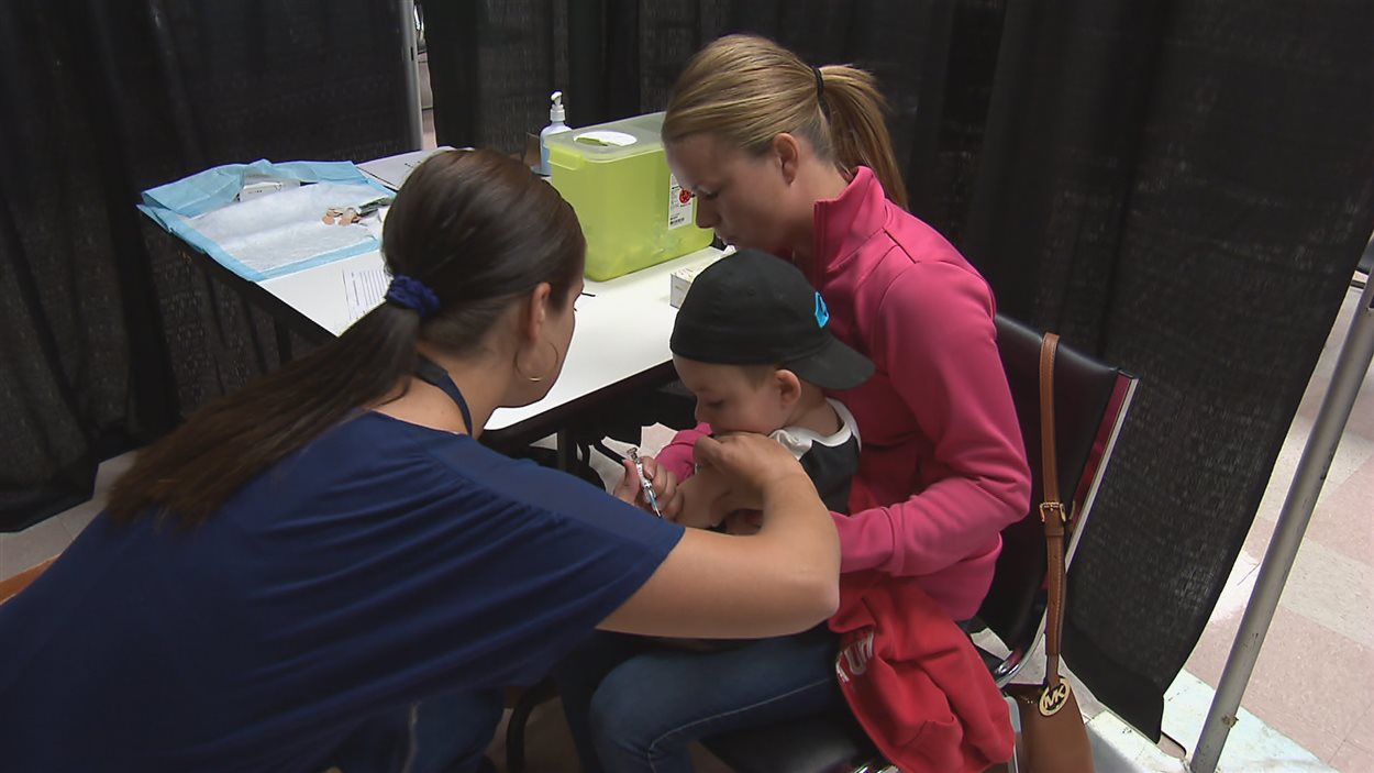 Un enfant reçoit le vaccin au CLSC.