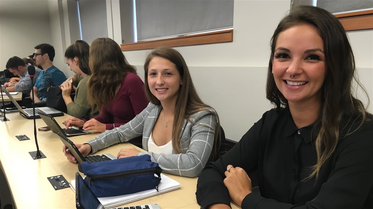 Geneviève Lavoie et Pascale Ouellet-Dufour sont étudiantes en première année de médecine à l'UQAC.