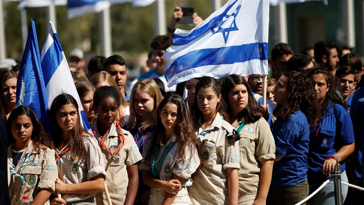 De jeunes scouts rendent hommage à Shimon Peres sur l'esplanade de la Knesset à Jérusalem.