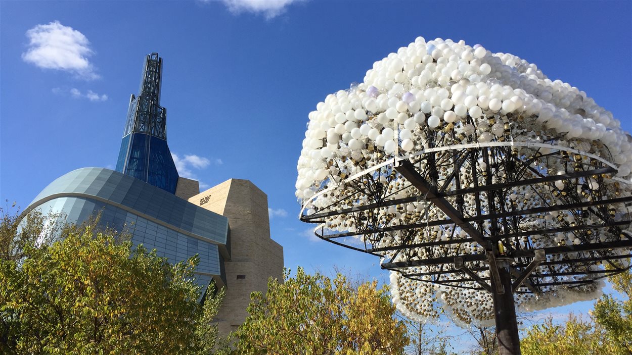 CLOUD, une oeuvre d'art publique formée de 6000 bulbes de lumière sera présentée dans le cadre de la Nuit Blanche à Winnipeg.