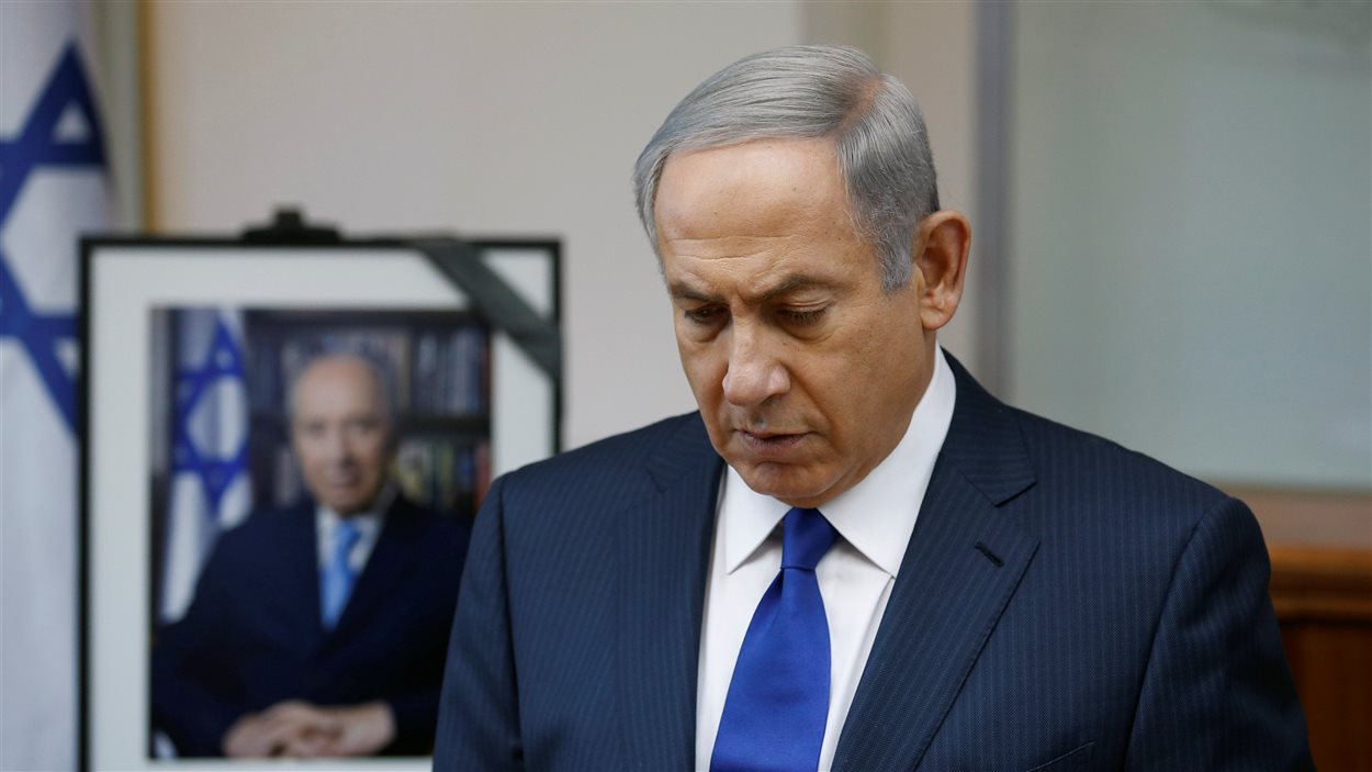 Le premier ministre israélien Benyamin Nétanyahou observe une minute de silence en mémoire de Shimon Peres.